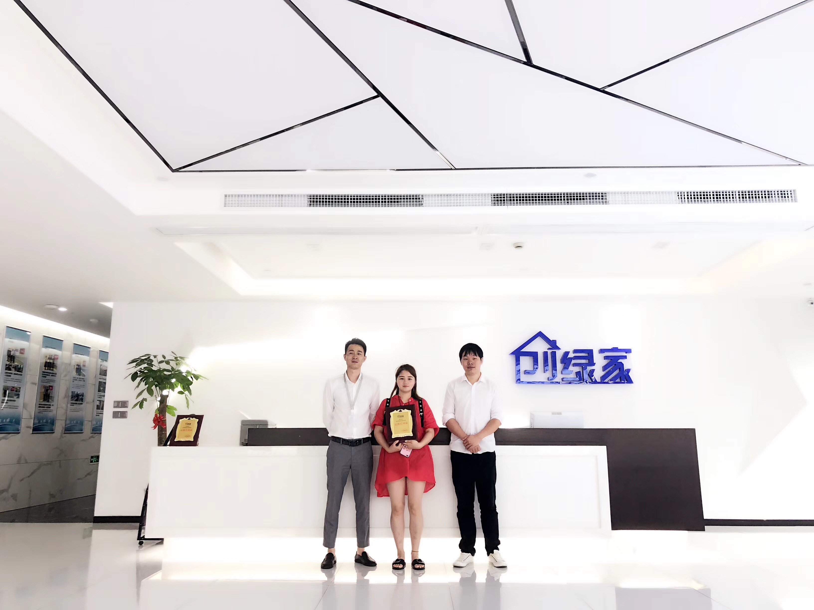 熱烈祝賀吳總團(tuán)隊簽約創(chuàng)綠家成都市區(qū)級代理！