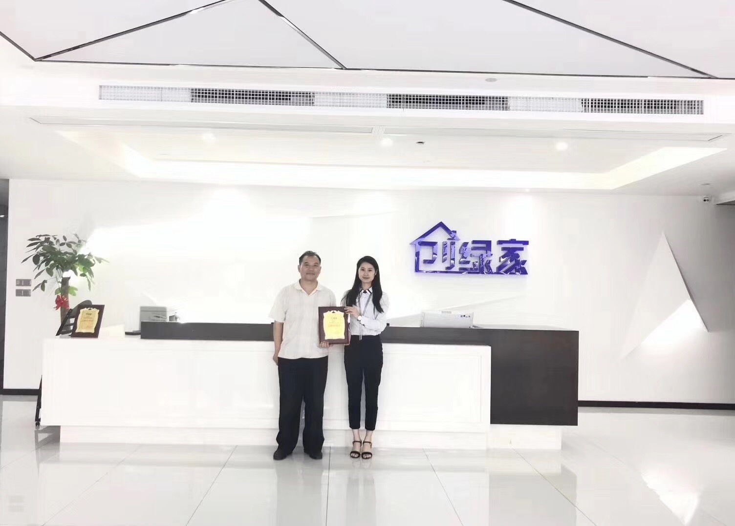 熱烈祝賀張總簽約創(chuàng)綠家鄭州市縣級代理！
