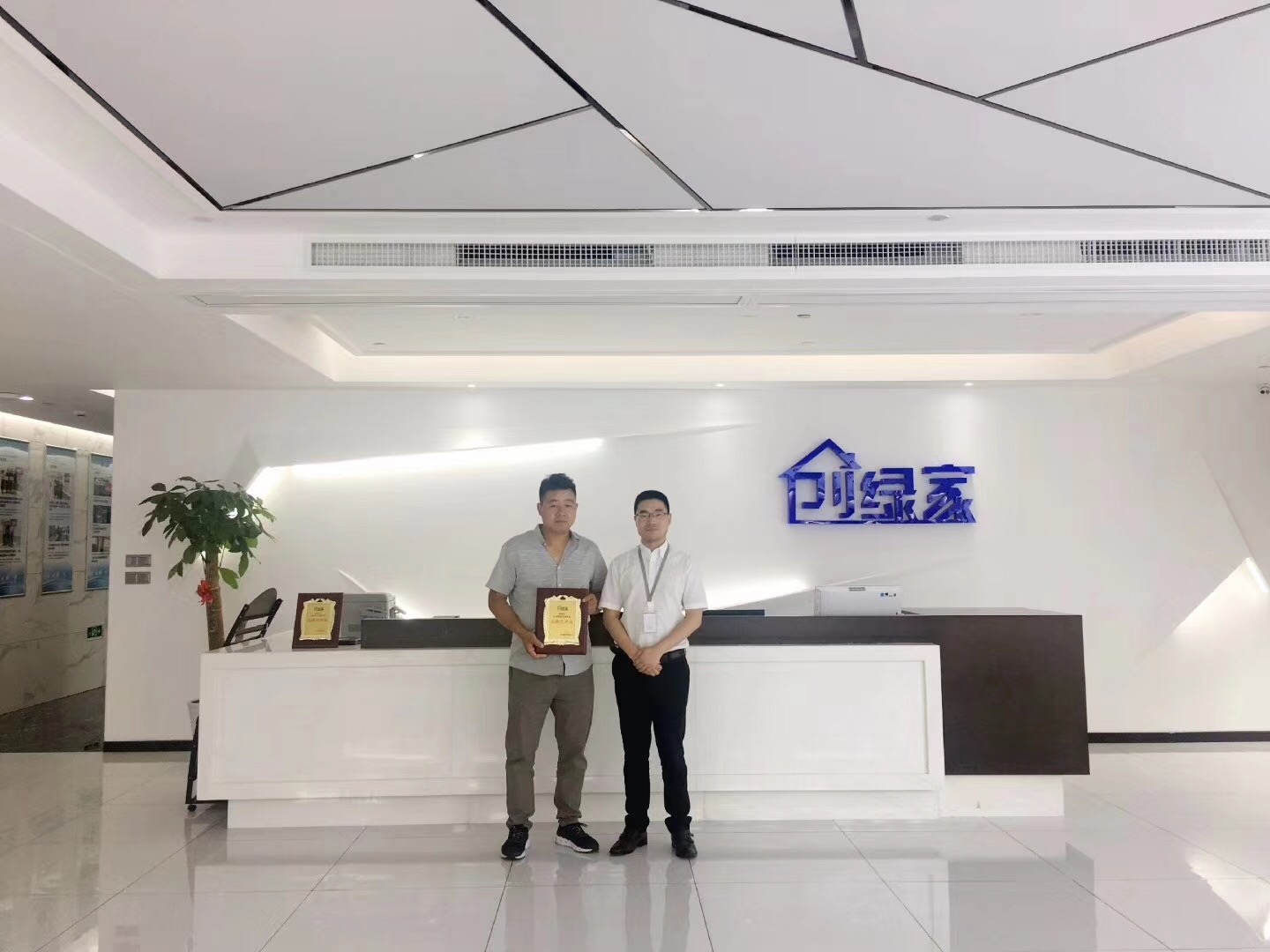 熱烈祝賀何總簽約創(chuàng)綠家信陽市縣級代理！