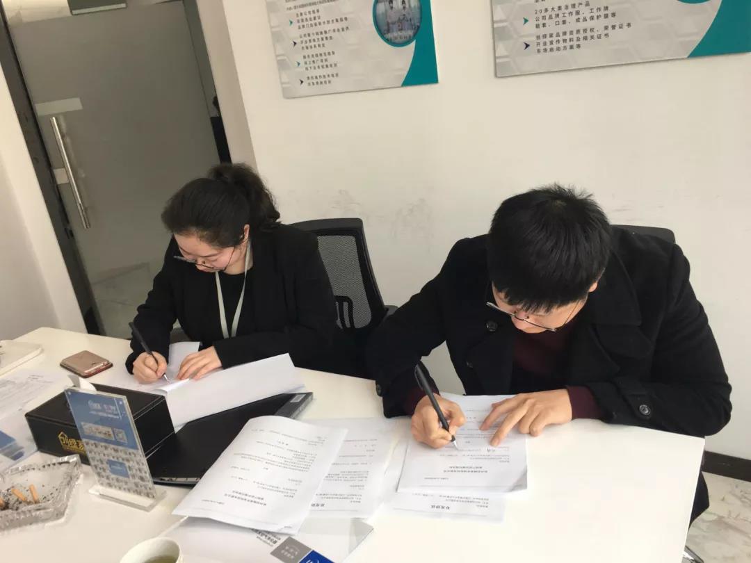 恭喜臺(tái)州市劉總、褚總加盟創(chuàng)綠家除甲醛品牌！