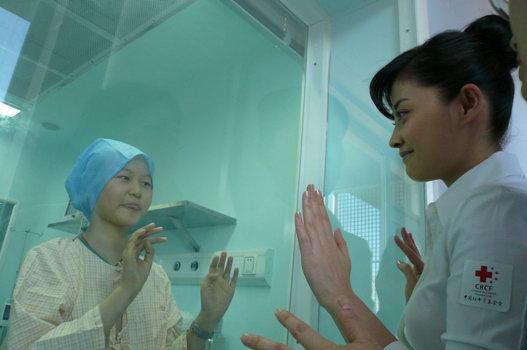 夏天如何避免兒童甲醛中毒？用對方法治理甲醛，讓孩子遠離白血?。?/></p><p>　　兒童白血病信號：</p><p>　　1、長期低燒（38℃）。專家表示，一般發(fā)燒能在一周內(nèi)退燒，如果持續(xù)2周以上應(yīng)盡快就醫(yī)。</p><p>　　2、皮膚上有出血點，按壓不褪色</p><p>　　3、查血象（血常規(guī)）顯示白細胞、紅細胞、血小板有異常。</p><p>　　4、淋巴結(jié)、肝脾腫大，吳教授稱淋巴結(jié)越大，急淋的可能性越高。</p><p style=